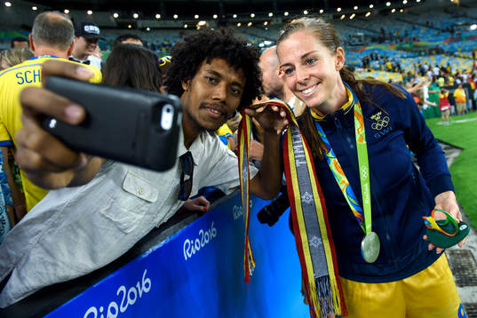 Sveriges Lotta Schelin tar en selfie med en supporter