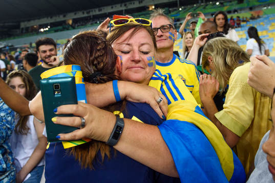 Sveriges Lotta Schelin kramas om av goda vänner i publiken