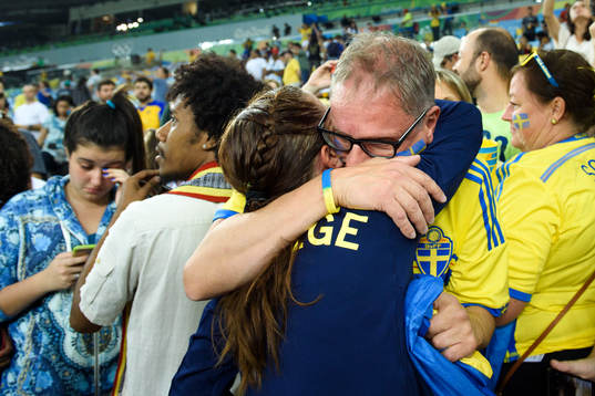 Sveriges Lotta Schelin kramas om av goda vänner i publiken