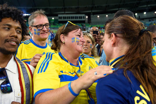Sveriges Lotta Schelin kramas om av goda vänner i publiken