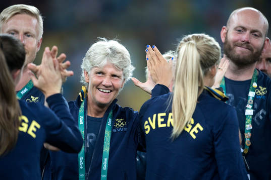 Sveriges förbundskapten Pia Sundhage gör high-five med