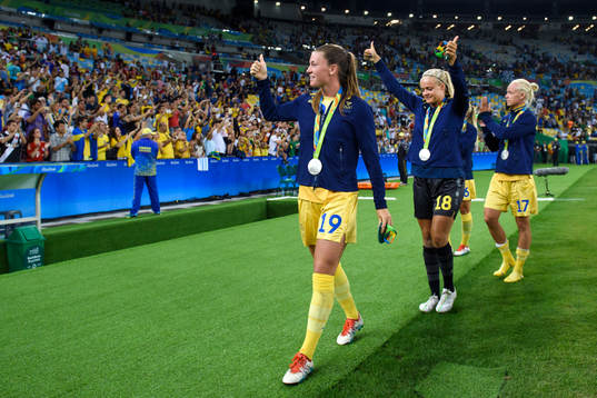 Sveriges Pauline Hammarlund, målvakt Hilda Carlen och