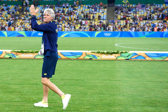 Sveriges förbundskapten Pia Sundhage tackar publiken