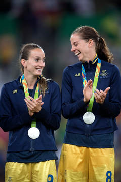 Sveriges Kosovare Asllani och Lotta Schelin med sina