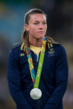 Sveriges Pauline Hammarlund med sin silvermedalj