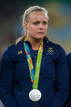 Sveriges målvakt Hilda Carlén med sin silvermedalj
