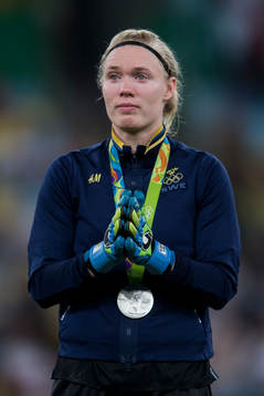 Sveriges målvakt Hedvig Lindahl med sin silvermedalj