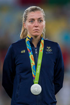 Sveriges Linda Sembrant med sin silvermedalj