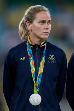 Sveriges Lisa Dahlkvist med sin silvermedalj