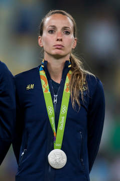 Sveriges Kosovare Asllani med sin silvermedalj