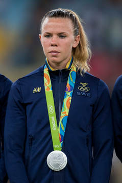 Sveriges Jessica Samuelsson med sin silvermedalj