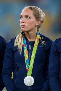 Sveriges Elin Rubensson med sin silvermedalj