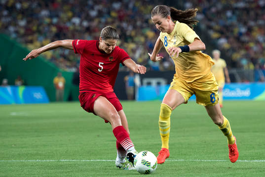 Tysklands Annike Krahn och Sveriges Lotta Schelin i