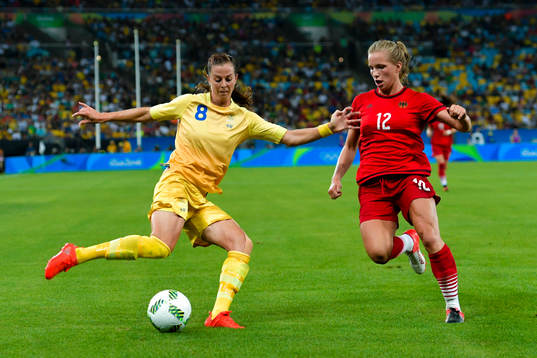 Sveriges Lotta Schelin och Tysklands Tabea Kemme i
