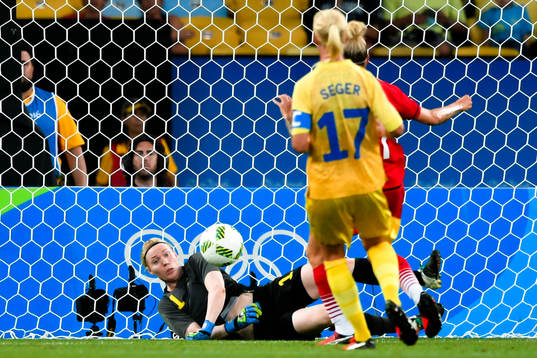 Sveriges målvakt Hedvig Lindahl räddar skott i