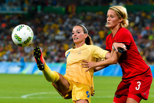 Sveriges Kosovare Asllani och Tysklands Saskia Bartusiak i