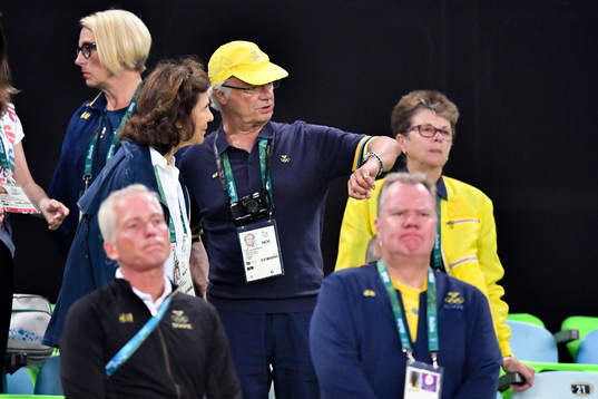 Kung Carl XVI Gustaf och Drottning Silvia på läktarplats