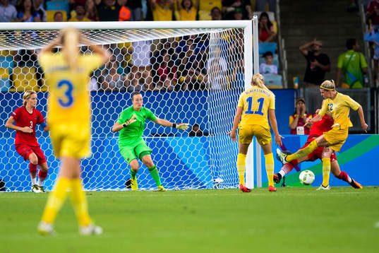 Sveriges Olivia Schough missar en chans