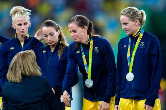 Sveriges Lotta Schelin får sin silvermedalj