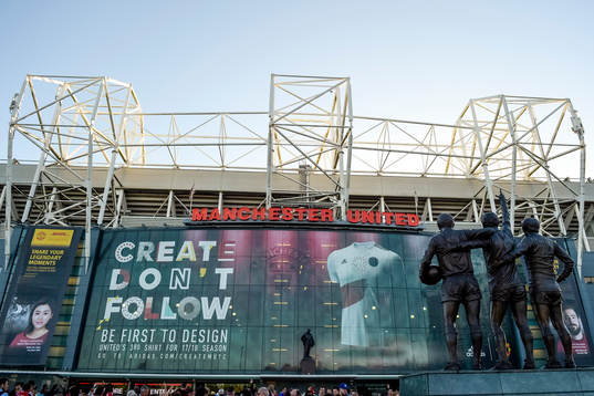 Exteriör på fotbollsarenan Old Trafford före