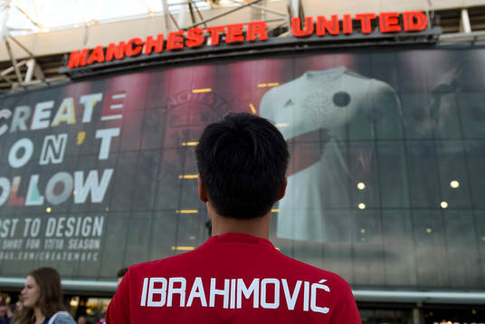 En supporter med Zlatan Ibrabihomic tröja utanför Old