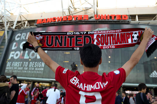 En supporter med Zlatan Ibrabihomic tröja utanför Old