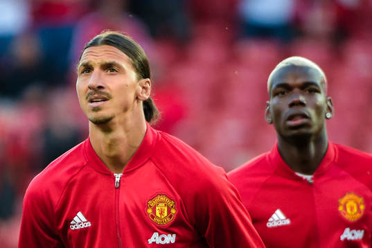 Manchester Uniteds Zlatan Ibrahimovic och Paul Pogba före