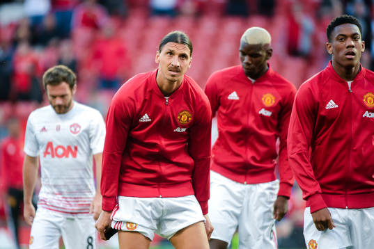 Manchester Uniteds Zlatan Ibrahimovic och Paul Pogba  före