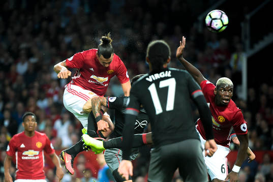 Manchester Uniteds  Zlatan Ibrahimovic gör 1-0