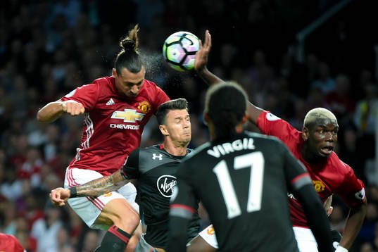Manchester Uniteds  Zlatan Ibrahimovic gör 1-0