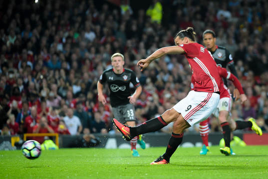 Manchester Uniteds Zlatan Ibrahimovic gör 2-0 på straff