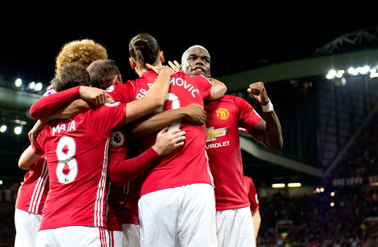 Manchester Uniteds Zlatan Ibrahimovic jublar med Paul Pogba