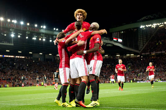 Manchester Uniteds Zlatan Ibrahimovic jublar med Marouane