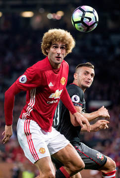 Manchester Uniteds Marouane Fellaini och Southamptons Dusan