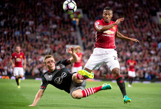 Manchester Uniteds Antonio Valencia och Southamptons Matt