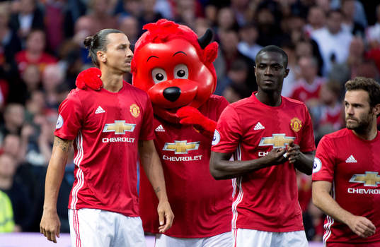 Manchester Uniteds maskot kramar Zlatan Ibrahimovic