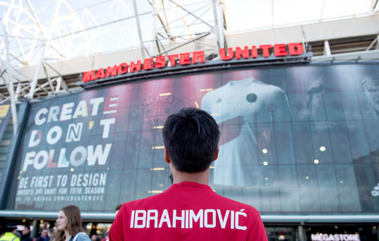 En supporter i Zlatan Ibrahimovic matchtröja utanför Old