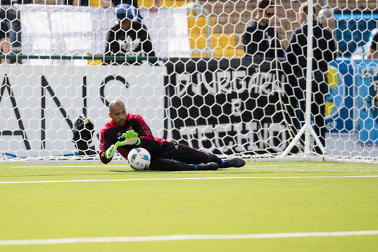 Östersunds målvakt Aly Keita  värmer upp