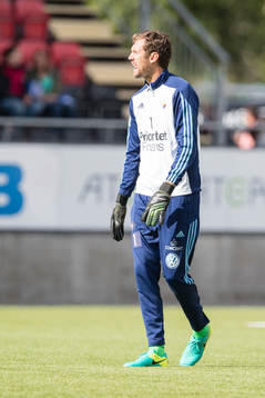 Djurgårdens målvakt Andreas Isaksson värmer upp