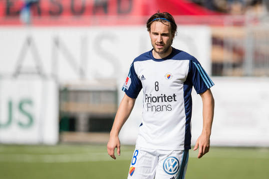 Djurgårdens Kevin Walker värmer upp