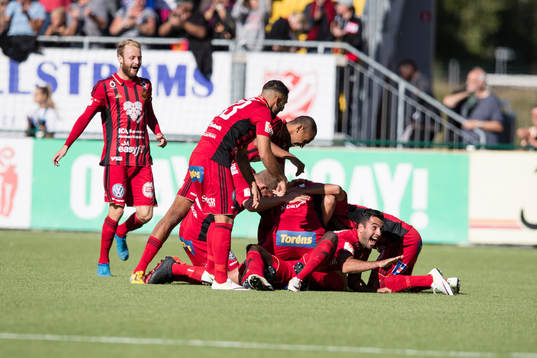 Östersunds Ken Sema jublar