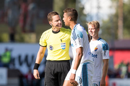 Domare Martin Strömbergsson i samtal med Djurgårdens