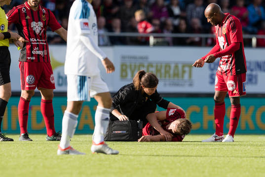 Östersunds Bobo Sollander Jansson  skadar armen