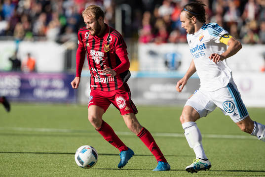Östersunds Curtis Edwards mot Djurgårdens Kevin Walker