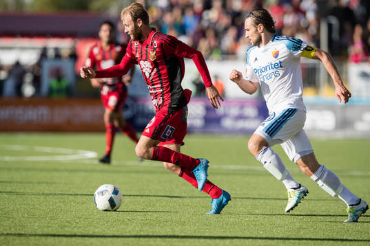 Östersunds Curtis Edwards mot Djurgårdens Kevin Walker