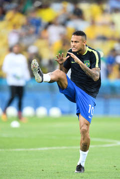 Brasiliens Neymar värmer upp
