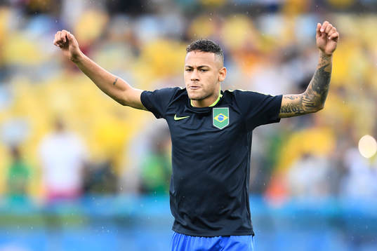Brasiliens Neymar värmer upp
