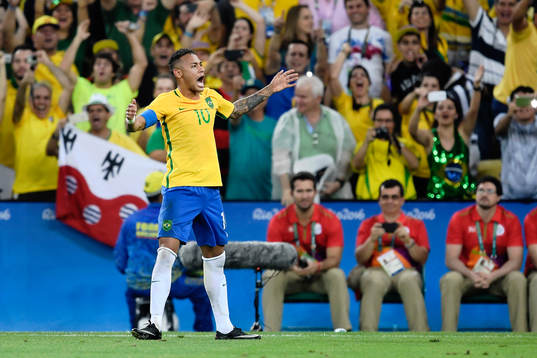 Brasiliens Neymar jublar