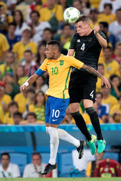 Nickduell mellan Brasiliens Neymar och Tysklands Mattias