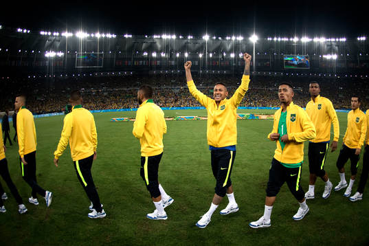 Brasiliens Neymar jublar när han går till medaljceremonin